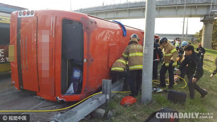 韩国旅游大巴翻车 致4死40伤