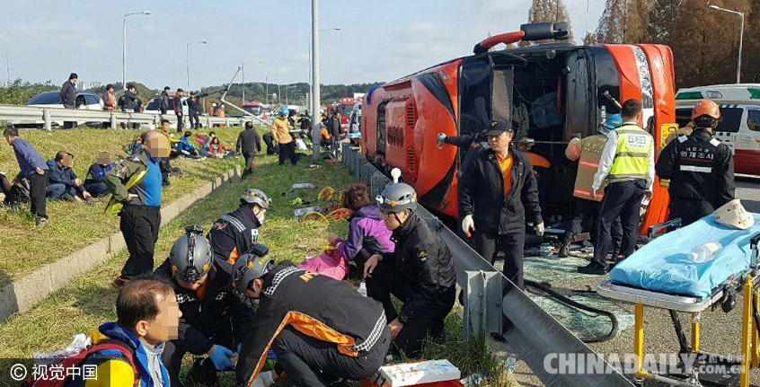 韩国旅游大巴翻车 致4死40伤