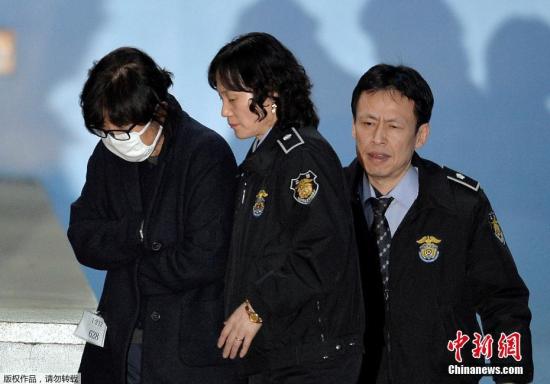 资料图：2016年11月3日，韩国首尔，朴槿惠的闺蜜崔顺实在首尔中央法院就“干政门”事件接受审查后离开。