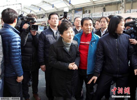 当地时间12月1日，韩国总统朴槿惠现身大邱遭大火烧毁市场进行视察，该市场于11月30日发生大火。