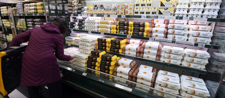 首尔某大型超市，消费者在挑选鸡蛋。