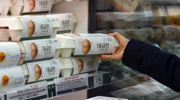 首尔某大型超市，消费者在挑选鸡蛋。
