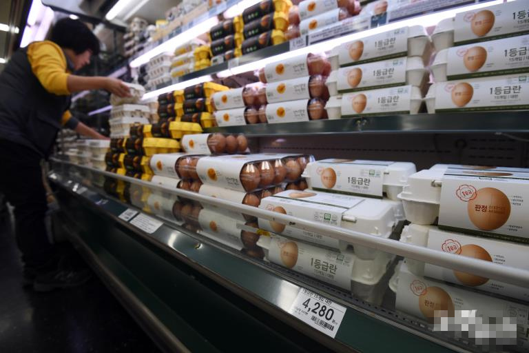 首尔某大型超市，工作人员正在整理鸡蛋货架。