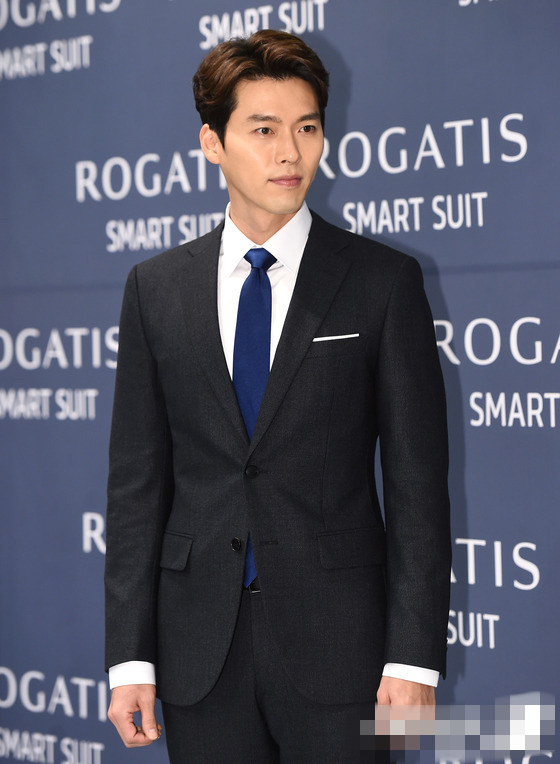 玄彬穿西装帅气现身签名会 恋爱后甜蜜浅笑【组图】