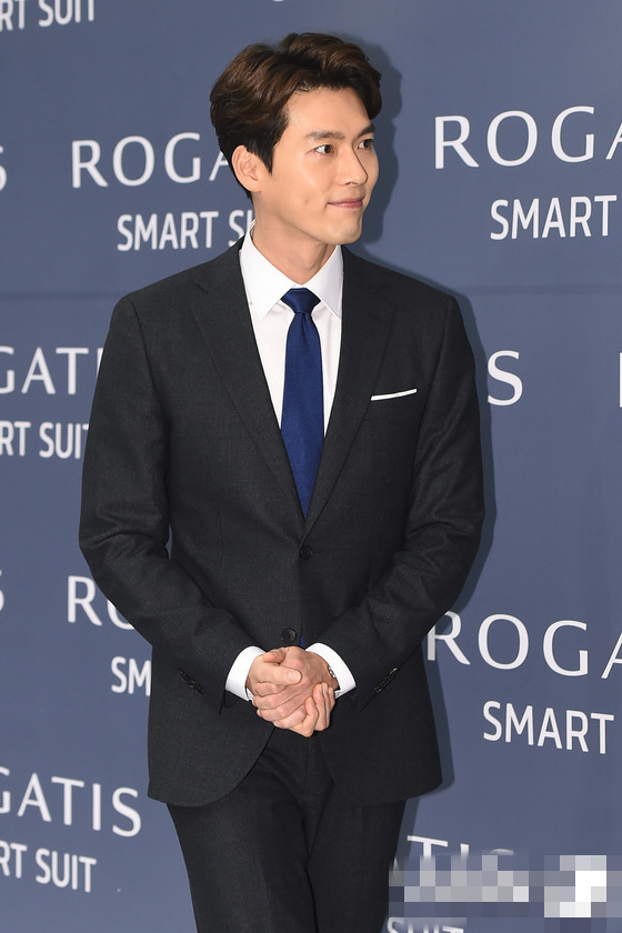 玄彬穿西装帅气现身签名会 恋爱后甜蜜浅笑【组图】【2】