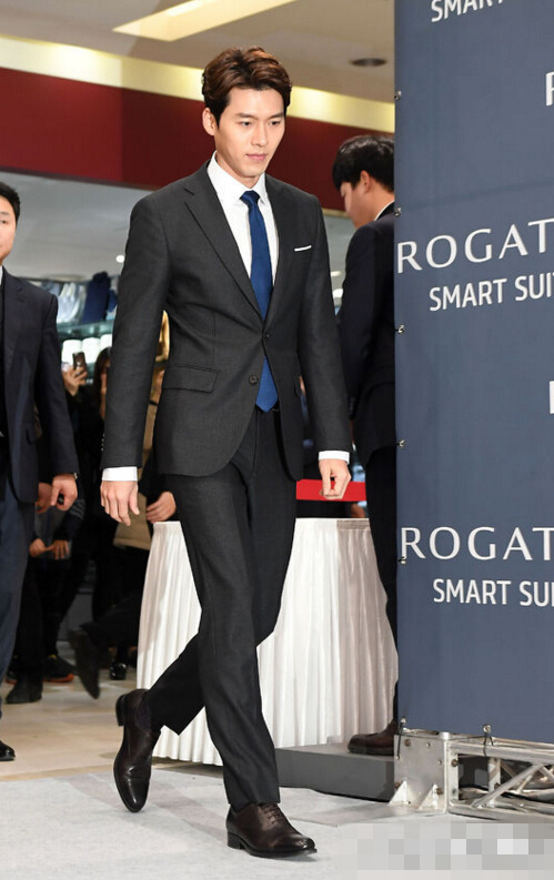 玄彬穿西装帅气现身签名会 恋爱后甜蜜浅笑【组图】【4】