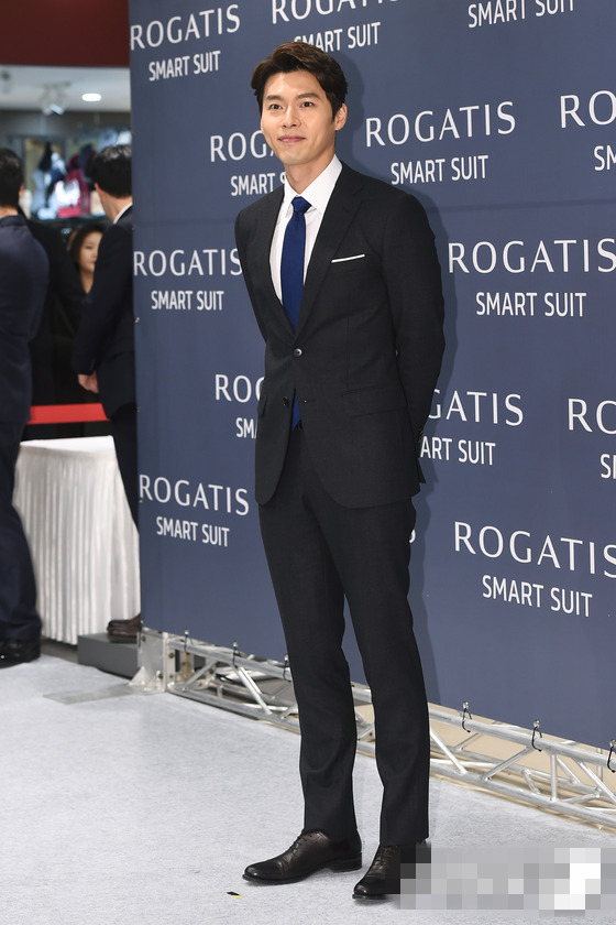 玄彬穿西装帅气现身签名会 恋爱后甜蜜浅笑【组图】【5】