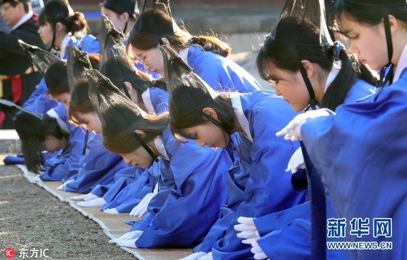 韩国成均馆大学新生入学仪式 穿韩服行跪拜大