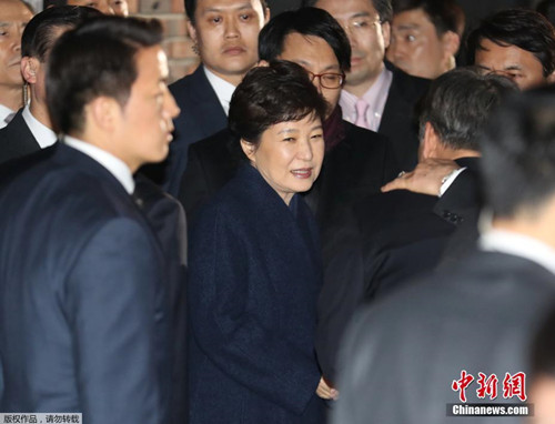 朴槿惠被弹劾下台后，离开青瓦台返回私宅。