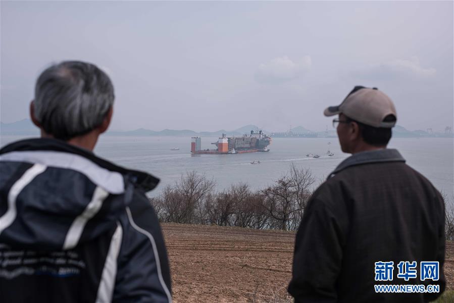 （外代一线）（2）韩国“世越”号沉船抵达木浦新港 