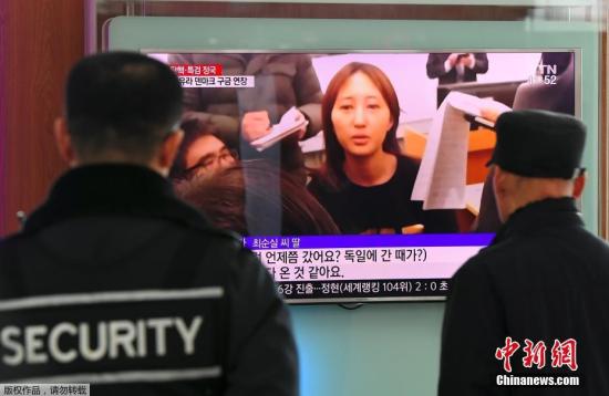 当地时间2017年1月3日，韩国首尔，民众观看顺实之女接受采访的电视报道。丹麦奥尔堡法院2日决定对郑某的监禁时间延长4周至30日。