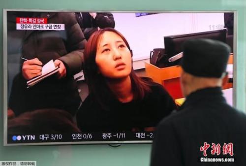 当地时间2017年1月3日，韩国首尔，民众观看顺实之女接受采访的电视报道。
