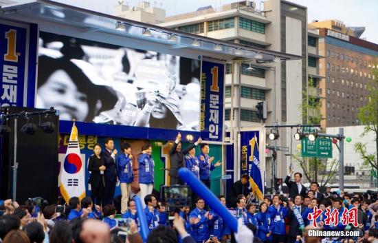 韩国最大在野党共同民主党总统候选人文在寅(图中)在首尔光化门广场参加竞选造势活动。<a target='_blank' href='http://www.chinanews.com/'><p  align=