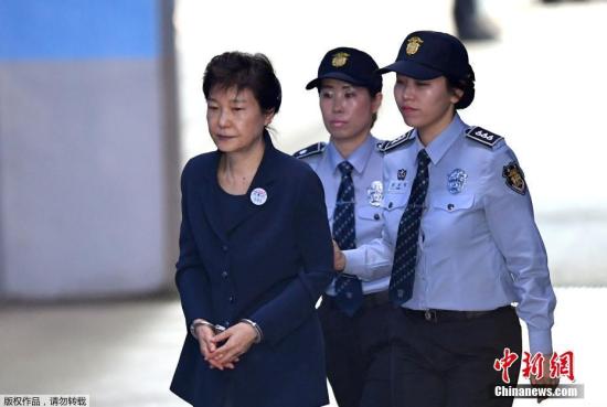 资料图：当地时间2017年5月25日，韩国首尔，韩国前总统朴槿惠被押送至首尔中央地方法院，接受第二次公审。