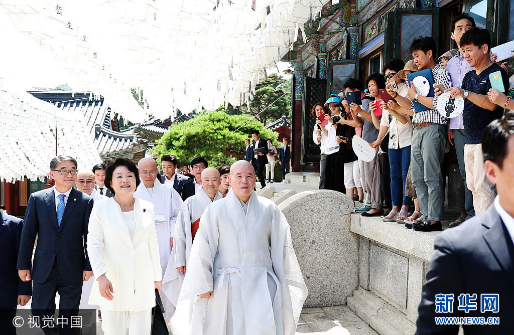 当地时间2017年7月25日，韩国首尔，韩国“第一夫人”金正淑出席奉恩寺传统文化体验馆竣工仪式。***_***