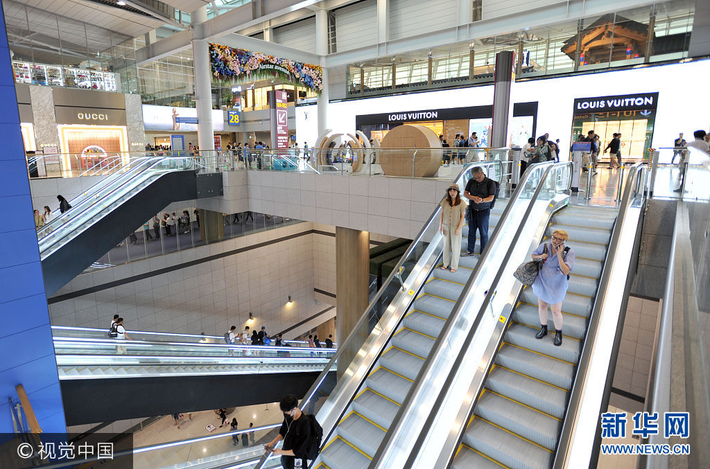 ***_***当地时间2017年8月10日，韩国首尔仁川国际机场国际出发候机楼内，免税商业区的自动扶梯上只有少量游客。