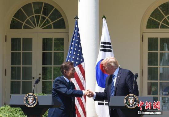 当地时间6月30日，美国总统特朗普在白宫会见韩国总统文在寅。图为特朗普与文在寅在白宫玫瑰园出席联合记者会。<a target='_blank' href='http://www.chinanews.com/'><p  align=