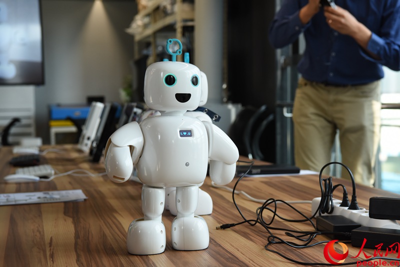世运商业街内某创业公司制作的小型家用机器人 周轩摄