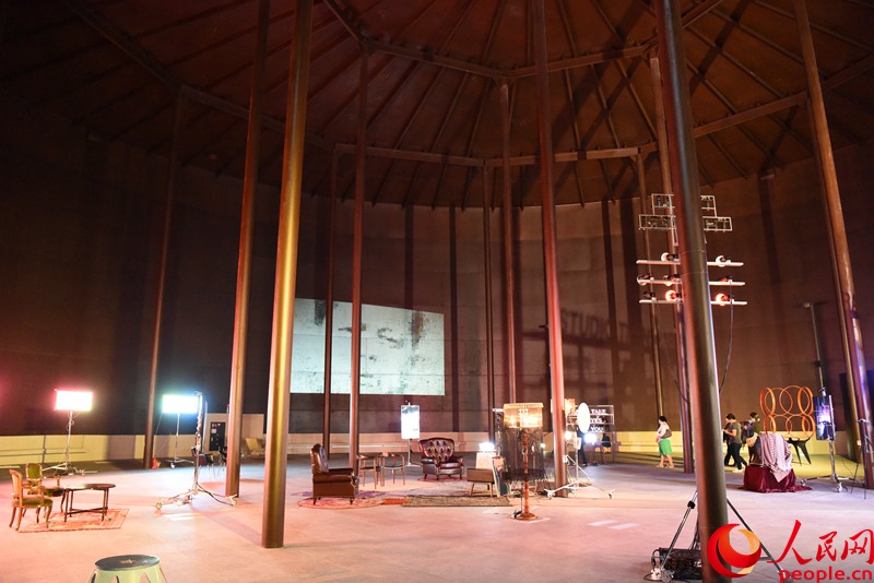 四号石油储备仓被改造为市民开放空间，用于举办环境、文化、艺术等主题的展览。 周轩摄