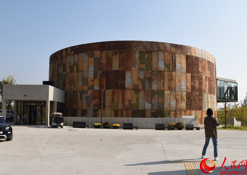 六号基地是使用一号储备仓和二号储备仓中解体的钢板重新组装而成的新型建筑，将被作为社区中心使用。 周轩摄