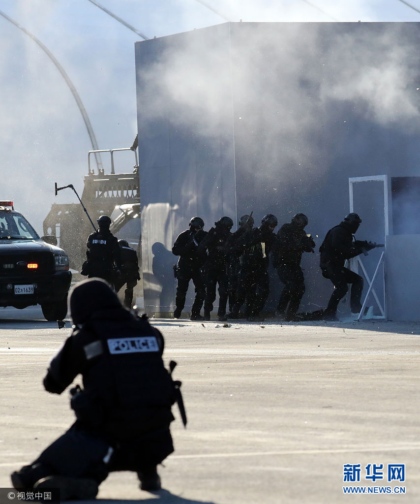 韩国警方在冬奥会场馆举行反恐演习 场面火爆刺激