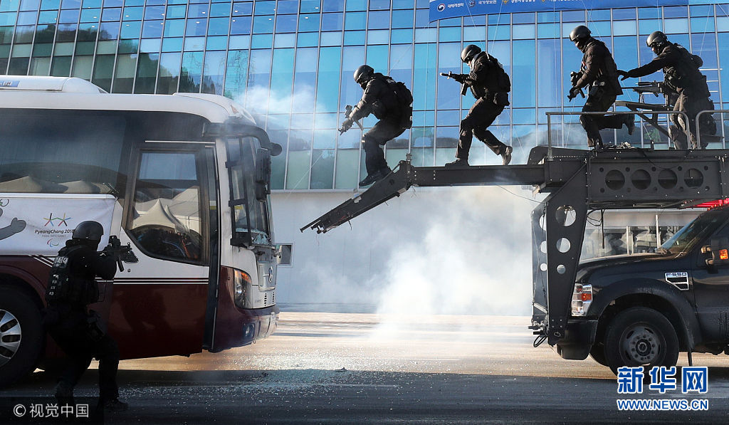 韩国警方在冬奥会场馆举行反恐演习 场面火爆刺激
