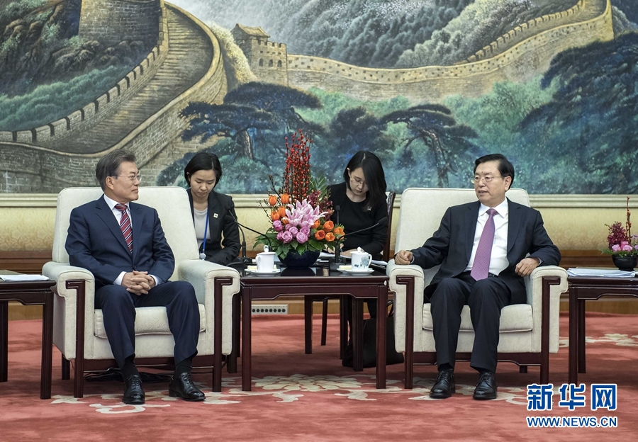 12月15日，全國人大常委會委員長張德江在北京人民大會堂會見韓國總統文在寅。 新華社記者 李濤 攝 