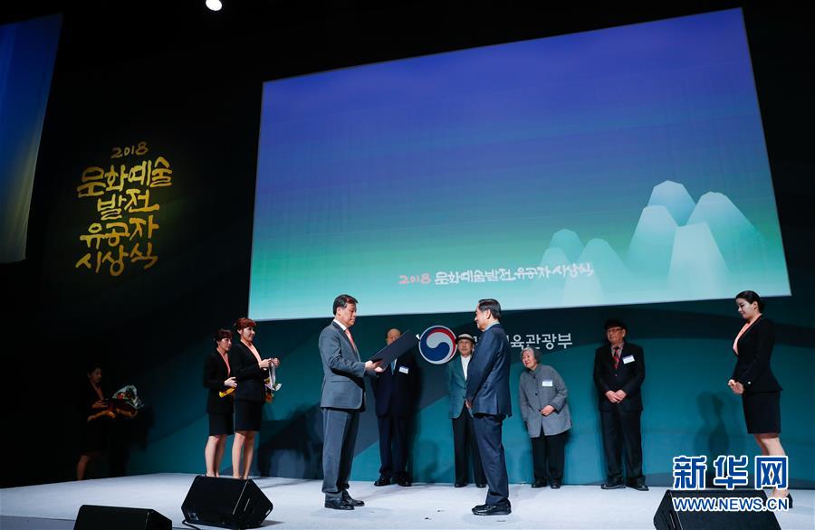 （国际）（1）中国艺术家韩美林获颁“韩国文化勋章”