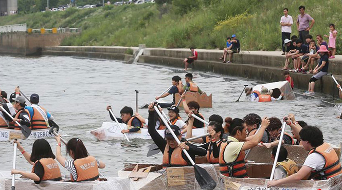 韩国上演划纸船比赛