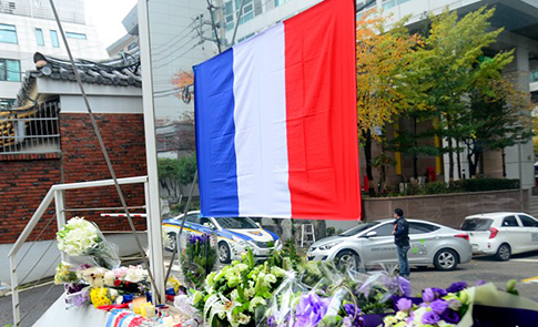 韩国民众赴法国大使馆献花祈福 悼念恐袭遇难者