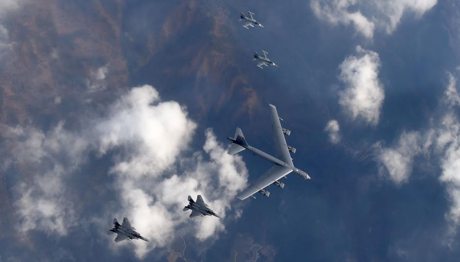 美国B-52轰炸机飞越韩国