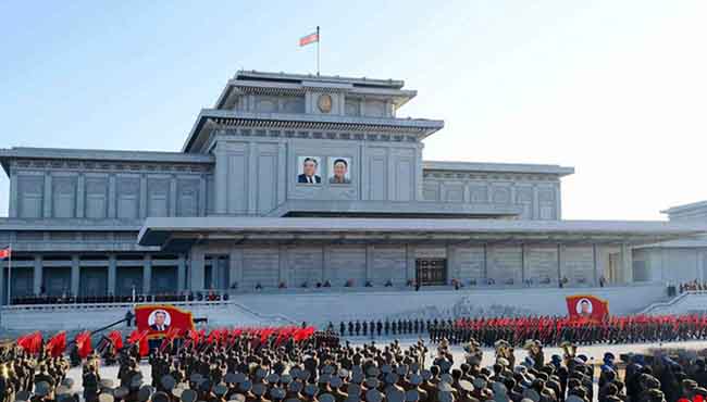 朝鲜军人出席仪式纪念金正日诞辰