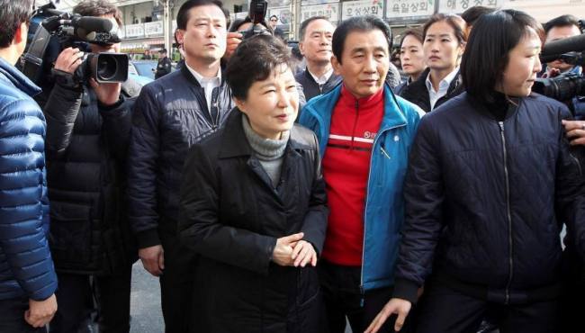韩国总统朴槿惠现身大邱视察受火灾市场