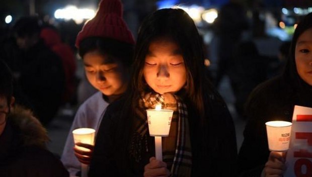 韩国举行第八轮烛光集会 高呼逮捕朴槿惠（组图）