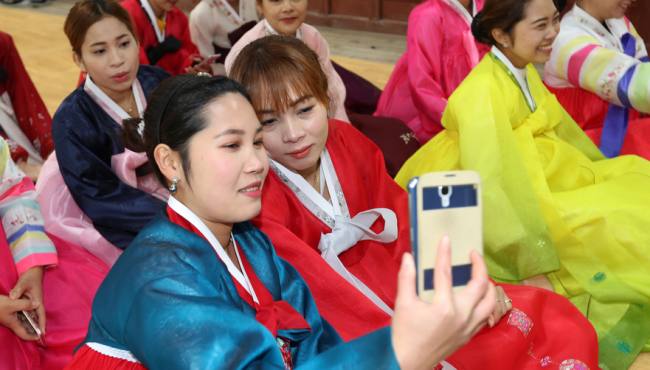 韩国女大学生穿韩服包饺子 展示传统美（组图）
