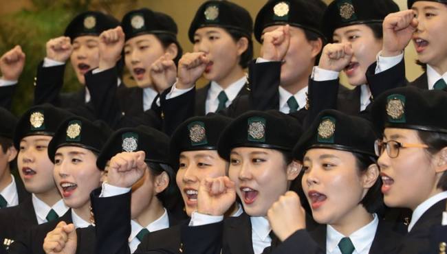 韩国梨花女子大学举行后备军官入队仪式