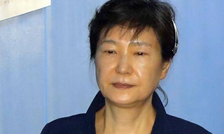 朴槿惠能被文在寅特赦？她得先过这三座山