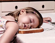 小宝宝打瞌睡萌图集锦 电视机购物车皆可当床【组图】