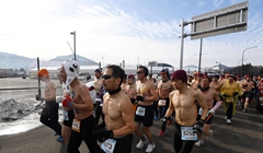 韩国平昌举办光膀子马拉松 参赛者严寒中赤膊上阵（图）