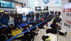 韓國“春運”火車票開售 民眾熬夜排隊買票（圖）