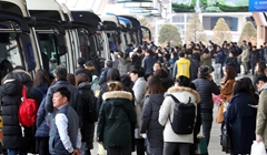 韩国各地现“春运”返乡潮 民众行囊满满回家过年（组图）