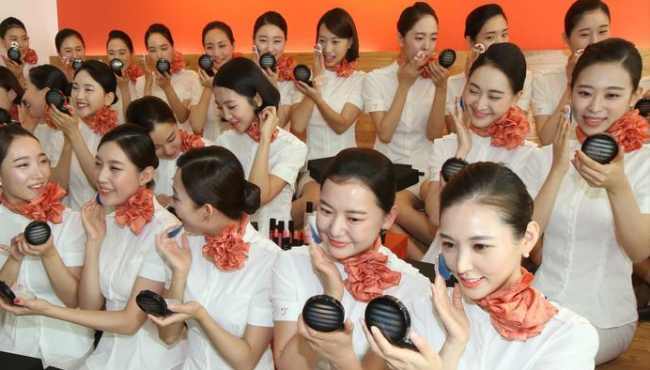 韩国新空姐美容化妆培训 对镜贴花黄明媚动人