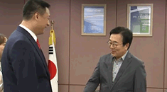 韩国釜山市长祝贺新华网韩国频道上线
