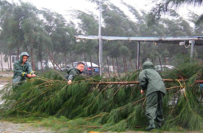 태풍 "무지개" 中광둥 습격, 변방 장병 재해구조 참여