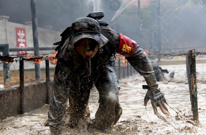 주하이 정찰병 지옥 훈련: 진흙탕속에서 이 악물고 스퍼트