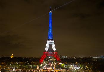 에펠탑 붉은색, 흰색, 파란색 조명을 밝혀