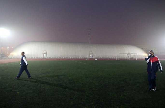 베이징의 한 학교 공기막 체육관 만들어 스모그 극복