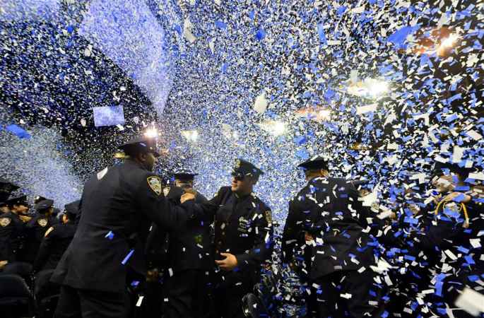 뉴욕서 1200명 신인 경찰 위해 졸업식 개최