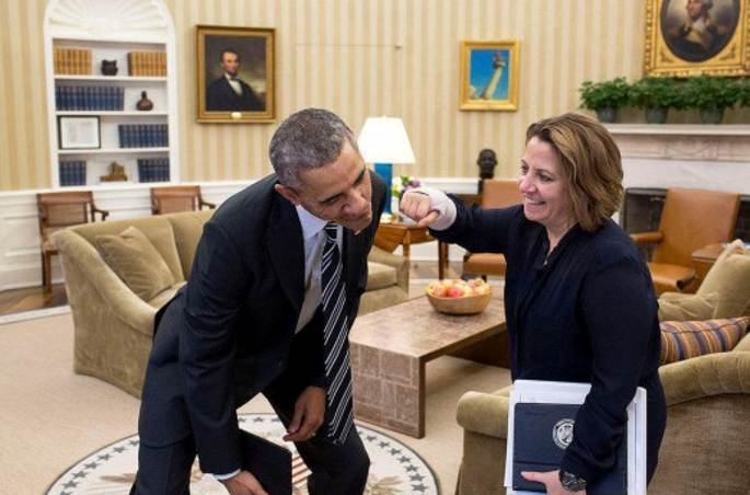 여관원이 오바마 "가격"하는 사진, 백악관 선정한 2015년 최고사진으로