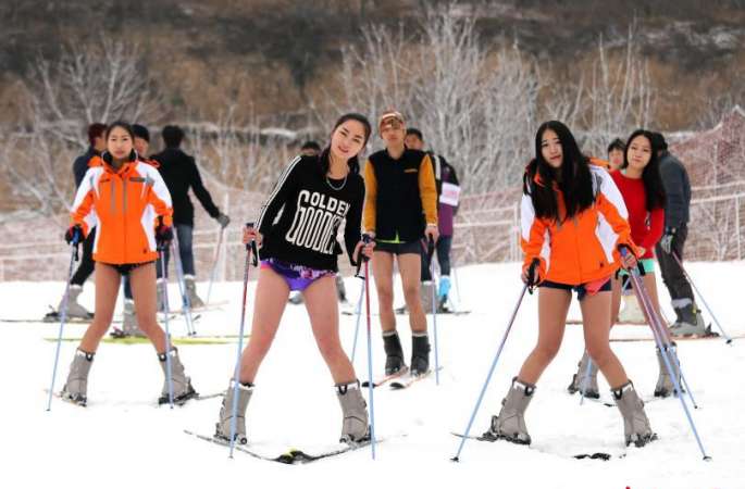 "바지 안 입기 날" ：미녀들 빙설천지서 바지 안 입고 스키를 타